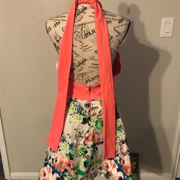 Beautiful halter top open back dress - Picture 2 of 8